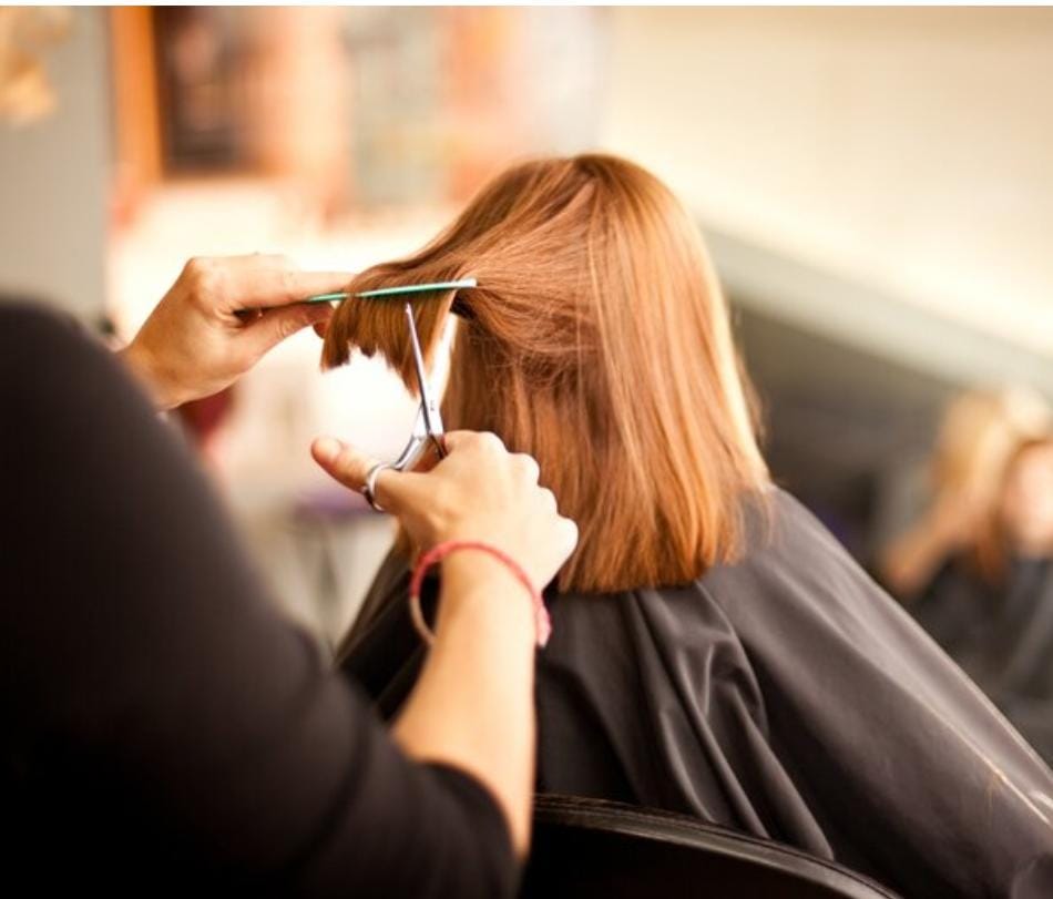 firseurdaulat bedburg friseur bei der arbeit